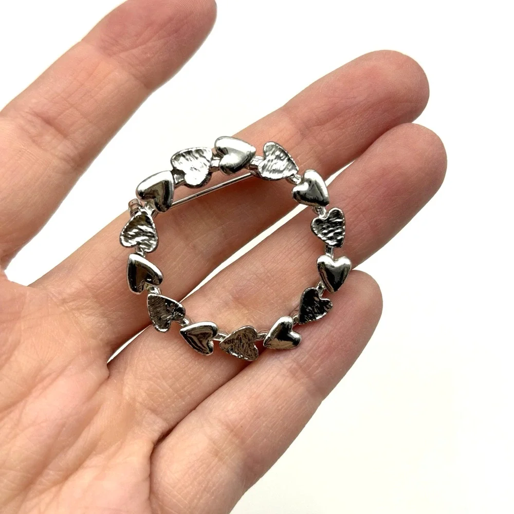 Vintage 70s Gerry's Creations Silver-tone Heart Wreath Round Brooch Pin 1 3/8